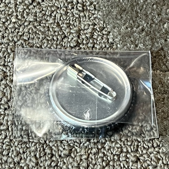 Kingdom Hearts Black & Silver Holographic Can Badge Pin Logo Japan Official Rare - Picture 5 of 7